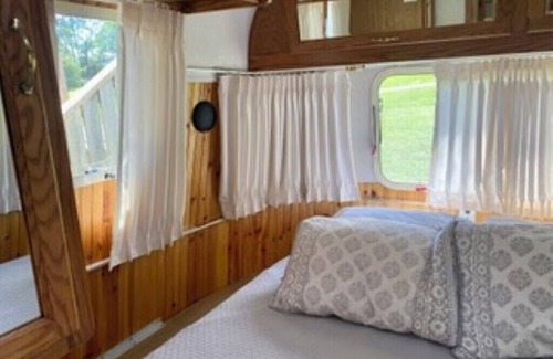 Cherokee Alquiler De RV | Family-Friendly RV Haven with Full Hookups: Come Enjoy the Outdoors