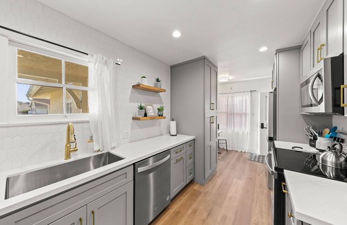 North Long Beach Casa | Family friendly SoCal Vacation Home- 10 min to airport! 20min to theme parks!