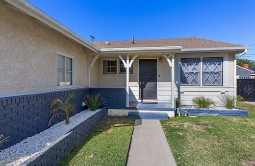 North Long Beach Casa | Family friendly SoCal Vacation Home- 10 min to airport! 20min to theme parks!