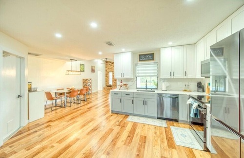 Diplomat Casa | Family Friendly Stay - Tesla charger