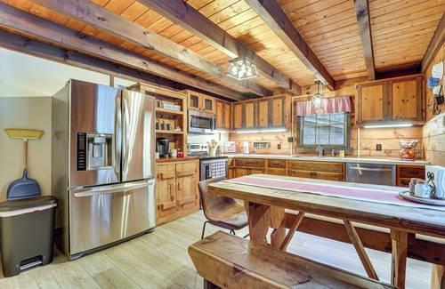 Blandburg Cabina | Family-Friendly Tyrone Cabin w/ Deck Near Hiking