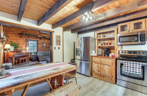 Blandburg Cabina | Family-Friendly Tyrone Cabin w/ Deck Near Hiking