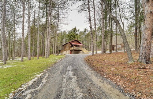 Blandburg Cabina | Family-Friendly Tyrone Cabin w/ Deck Near Hiking