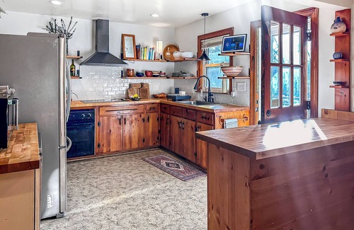 Charlottesville Casa | Family-Friendly Home Near UVA Toys, Trampoline, Pet-Friendly