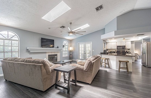 Elfers Casa | Family friendly pool home/3 bed 2 bath/ pet friendly/near Beaches and Tampa