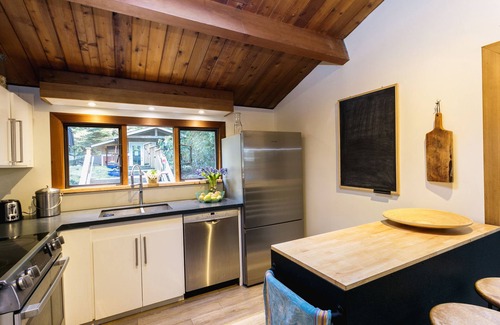 Bowen Island Casa | Family, Friends, Fido, FIFA - Bowen Island Getaway.