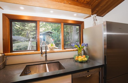 Bowen Island Casa | Family, Friends, Fido, FIFA - Bowen Island Getaway.