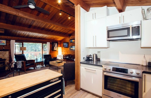 Bowen Island Casa | Family, Friends, Fido, FIFA - Bowen Island Getaway.