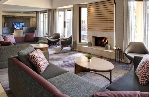 Brookfield Hotel | Family Fun at Milwaukee County Zoo! Indoor Pool!