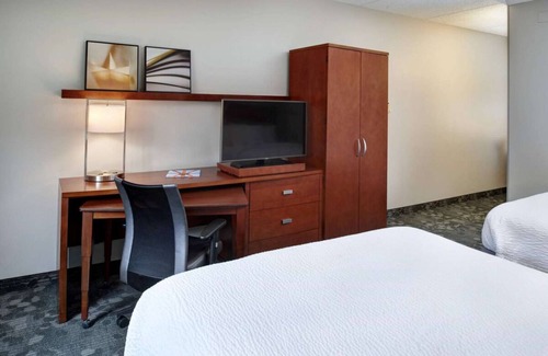 Brookfield Hotel | Family Fun at Milwaukee County Zoo! Indoor Pool!