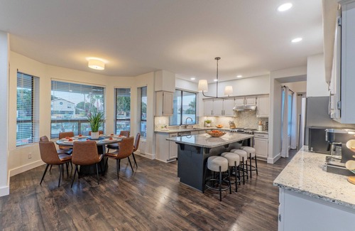 Val Vista Lakes Casa | Family Fun Lakefront, Htd Pool, Spa, Putt Green, Kayaks, Covered Patio w/TV, Indoor Games