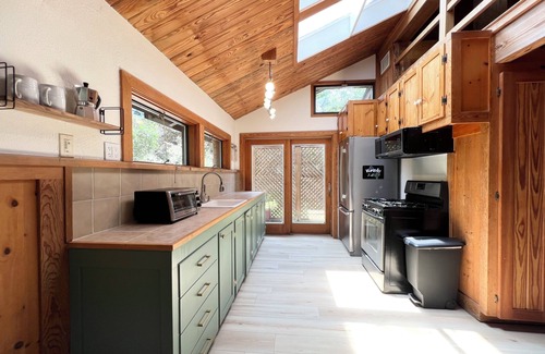 Dripping Springs Cabina | Cozy Woodsy Cabin Wonder, Sleeps 6, 5min DT Dripping Springs