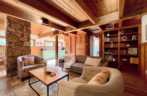 Dripping Springs Cabina | Cozy Woodsy Cabin Wonder, Sleeps 6, 5min DT Dripping Springs
