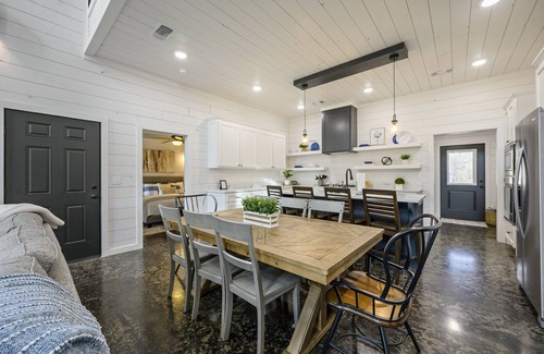 Hochatown Cabina | Family Fun! Private suites, garden games, fire pit & kids loft!