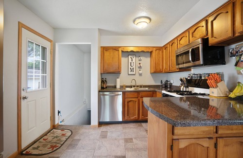 Waterloo Casa | Family Getaway 2BR/2BA with Sauna - Air Hockey - Bar
