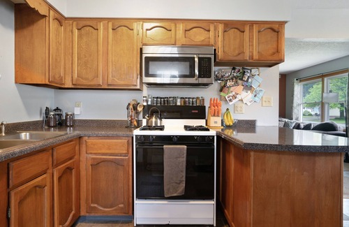 Waterloo Casa | Family Getaway 2BR/2BA with Sauna - Air Hockey - Bar