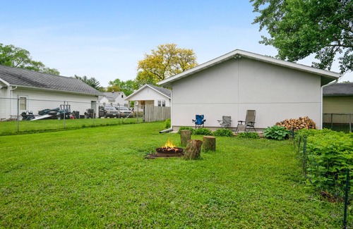 Waterloo Casa | Family Getaway 2BR/2BA with Sauna - Air Hockey - Bar