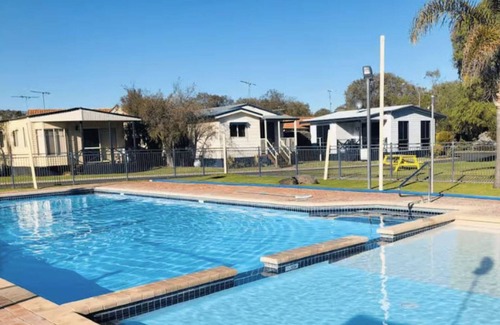 Broadwater Casa | Family Getaway - Cabin 50: Your Ideal Retreat for Comfort and Nature