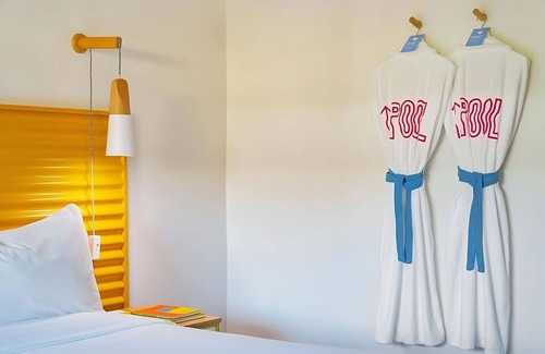 Sonora Sunrise Hotel | Family Getaway in Palm Springs! Stay at our 3 Spacious Pool View Units!