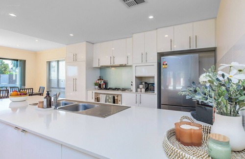 Karrinyup Casa | Modern 4BR Coastal Retreat – Stylish Comfort Minutes from the Beach & Shops