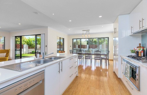 Karrinyup Casa | Modern 4BR Coastal Retreat – Stylish Comfort Minutes from the Beach & Shops