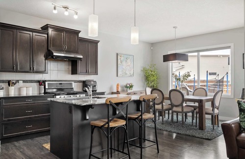 Calgary Casa | Family Haven Near Airport ✈ | Kids Play Den, BBQ Deck + FREE Banff Pass & Wine!