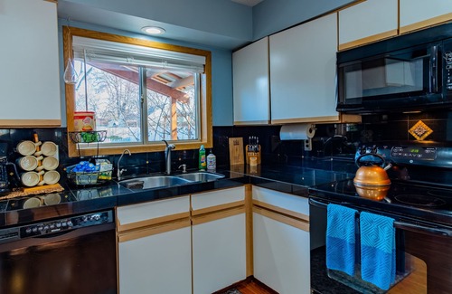 Depot Bench Casa | Family Home - close to BSU, Downtown, and Airport
