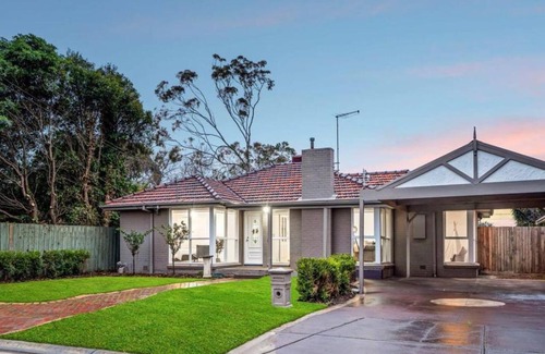 Werribee Casa | Family Home for 12 in Werribee