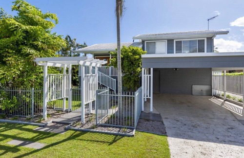 Banksia Beach Casa | Family Home with Pool and Guest House