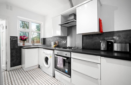 Stonnall Casa | Family Home with Garden in Prime Birmingham location