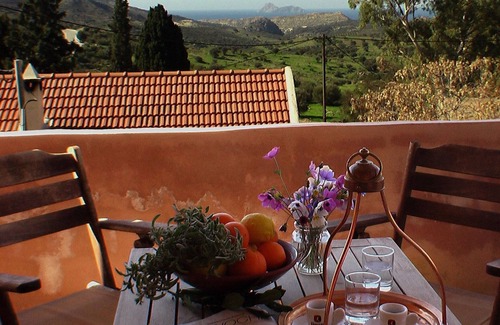 Faistos Casa | Casa familiar con carácter ideal para amantes de la naturaleza y la historia.