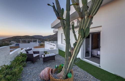 Kini Casa | Family house with sunset and sea view.