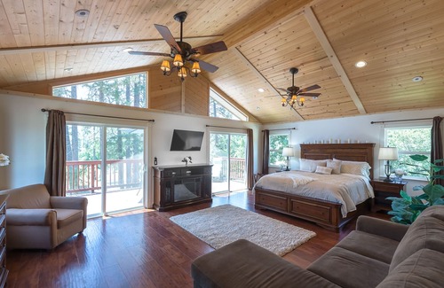 Mariposa Cabina | Yosemite Pines Lodge, Large LuxurIous Lodge, ¡un maravilloso retiro familiar!