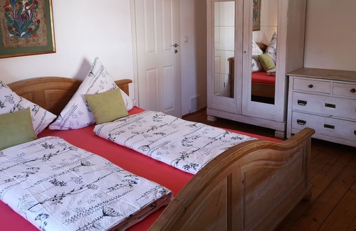 Traunstein Casa | Family oasis "Haus am Mühlbach" with its own garden in the center of Traunstein