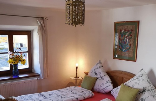Traunstein Casa | Family oasis "Haus am Mühlbach" with its own garden in the center of Traunstein
