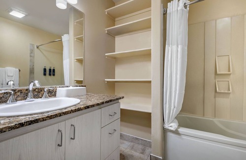 Canyon Corridor Complejo | Family Oasis Retreat: Stylish Studio, Pools, Aerial Tram and Zoo Adventures