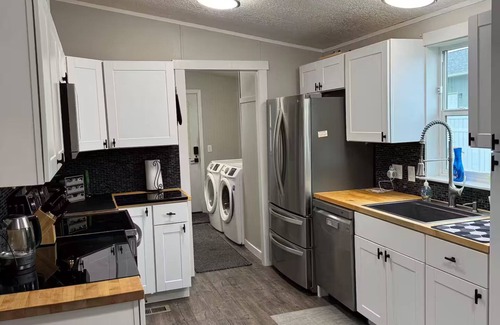 Deer Park Casa | Family & Pet Friendly 3-bdrm house 15 min N of Spokane in Deer Park fenced yard