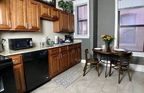 DeBaliviere Place Condominio | Family + Pet Friendly, King & Queen beds, steps to Metrolink+ Off-Street Parking