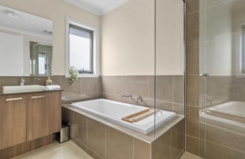 Attwood Casa | Family Retreat with Garden and Parking