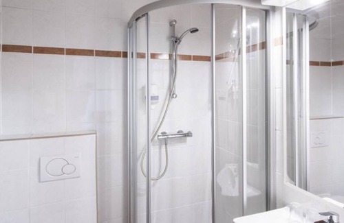 Bad Radkersburg Casa | Family room, bath, toilet, balcony - Hotel Altneudörflerhof