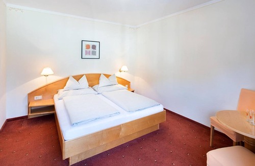 Bad Radkersburg Casa | Family room, bath, toilet, balcony - Hotel Altneudörflerhof