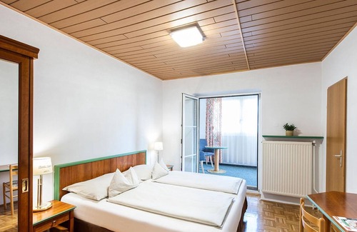 Bad Radkersburg Casa | Family room, bath, toilet, balcony - Hotel Altneudörflerhof