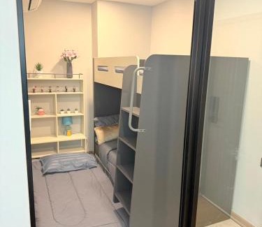 Chang Khlan Apartamento | Family Room by Astra Sky River