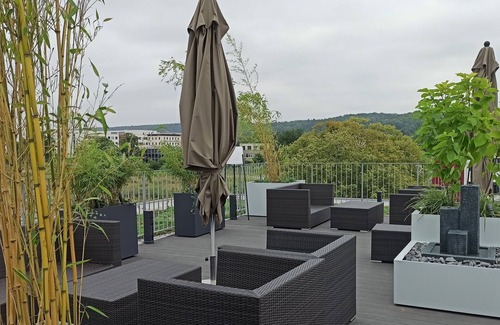 Oststadt/Stadtfeld Apartamento | Family room with private bathroom / 1 double bed (electrically adjustable beds) + 1 pull-out single bed
