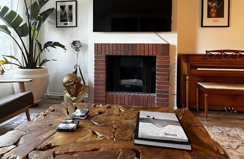 Lake Balboa Apartamento | Family size 3+2 stylish apartment unit w pool.