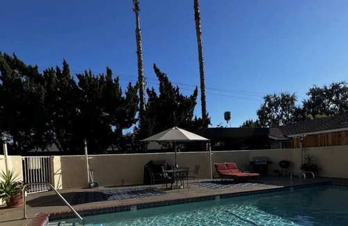 Lake Balboa Apartamento | Family size 3+2 stylish apartment unit w pool.