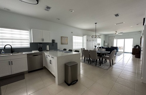 Colliers Bay Condominio | FAMILY SIZE CONDO VIEWS OF CARIBBEAN,MANY AMENITIES, FREE WIFI, NO RESORT FEES