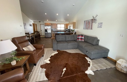Red Lodge Condominio | Family sized cozy cabin with yard to play & hot tub- 5 min to town!