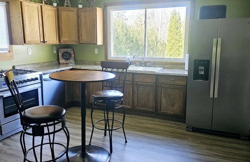 Port Clinton Casa | Family sized home 3 Minutes to the Jet Express and 30 minutes from Cedar Point!