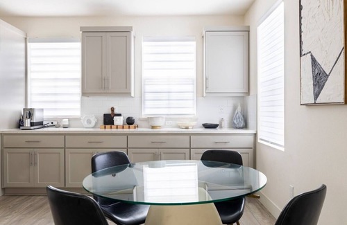 Newark Casa | Family-sized house with huge kitchen and patio